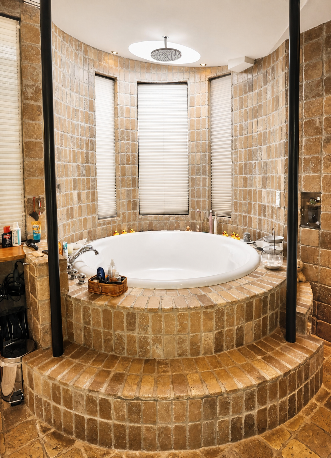 Runde Badewanne im Natursteinbad des Maisonette-Lofts Berlin-Charlottenburg
