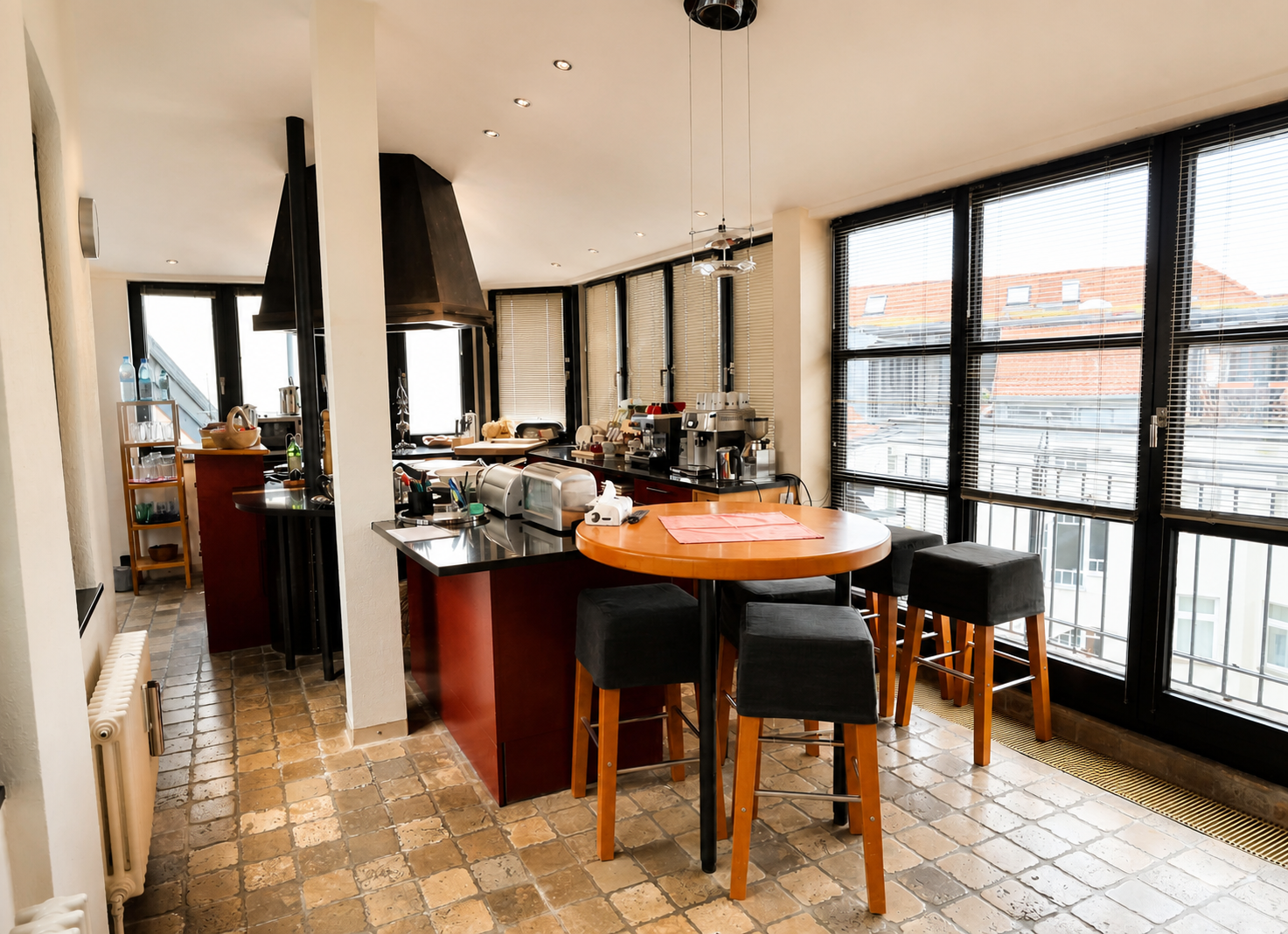 Küche mit Kochinsel und Weinklimaschrank im Maisonette-Loft