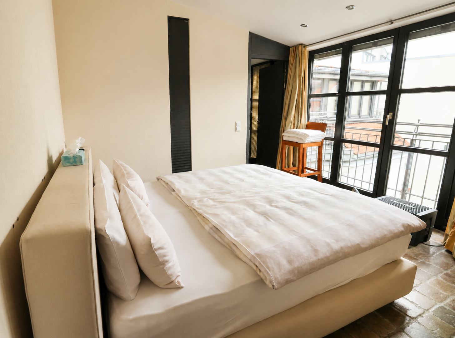 Hauptschlafzimmer mit begehbarem Kleiderschrank im Maisonette-Loft
