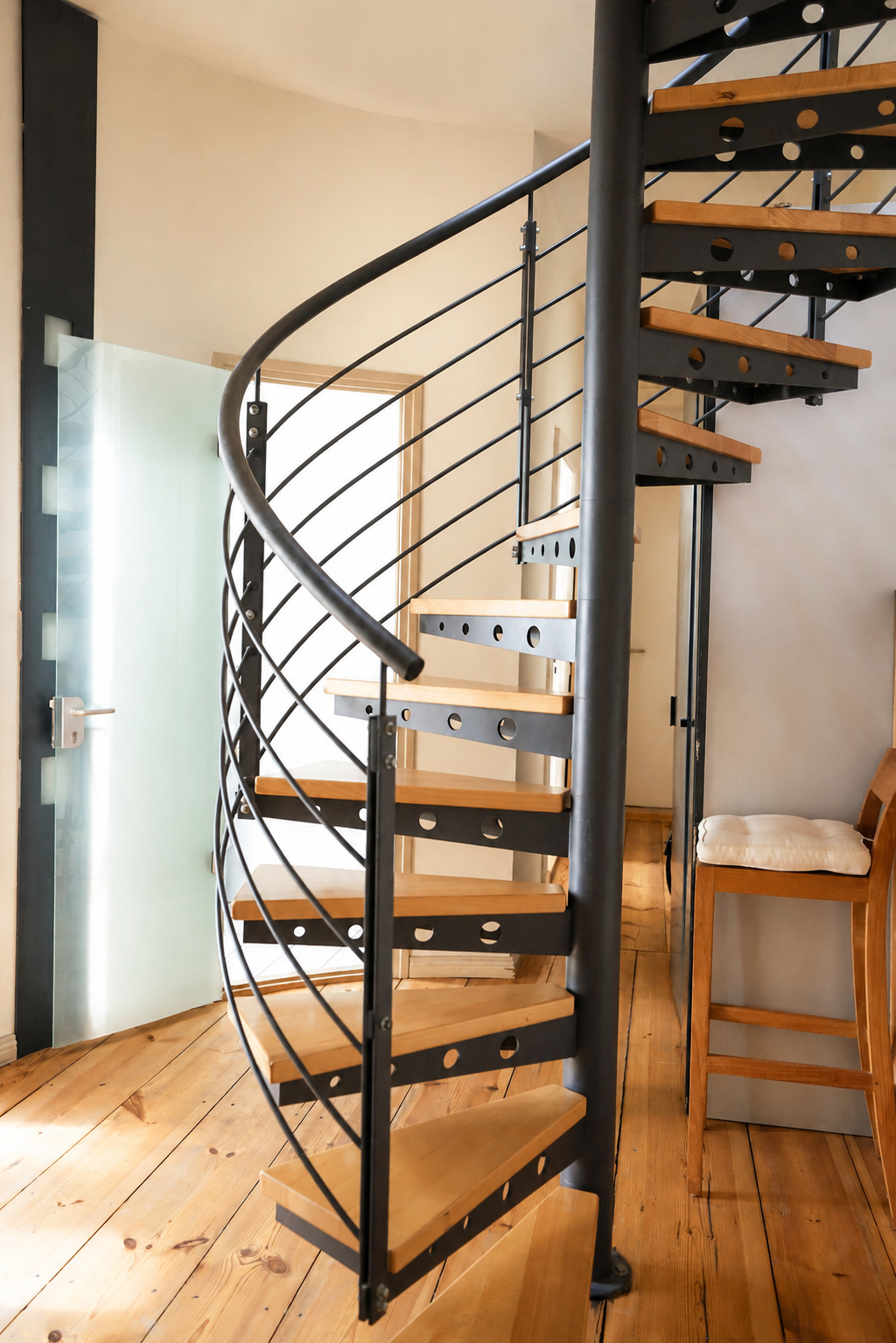 Wendeltreppe zwischen den zwei Ebenen des Maisonette-Lofts