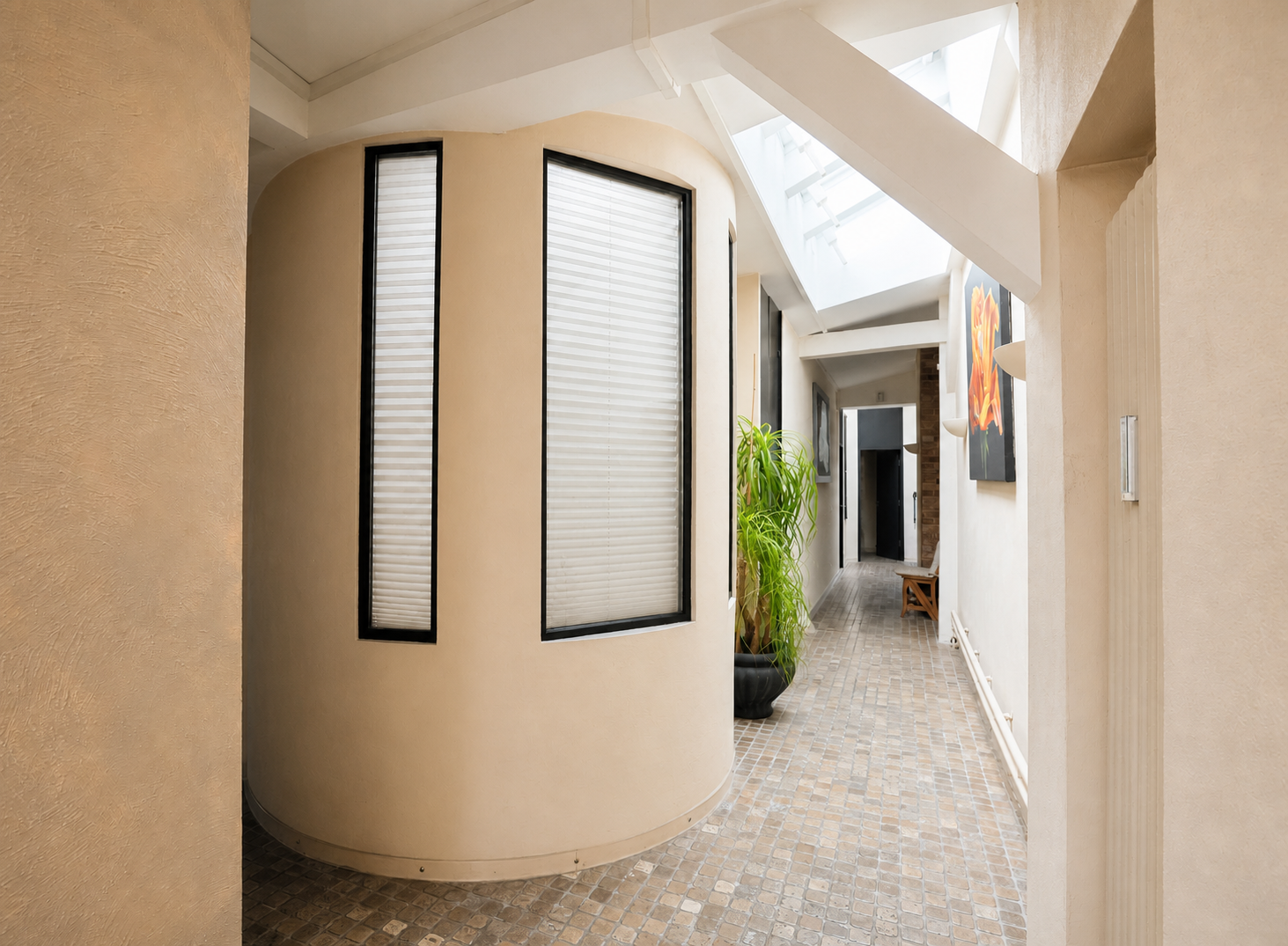 Heller Galerie-Flur im Berliner Altbau-Loft mit Oberlicht